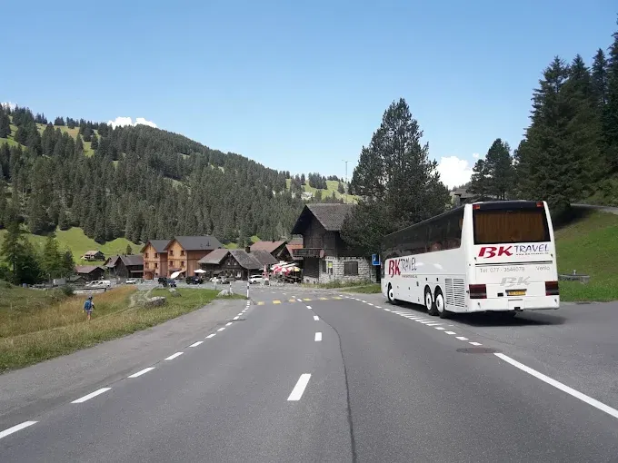 BK Travel touringcar onderweg in de bergen